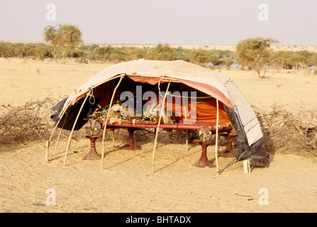 Akadaney, zentrale Niger, Westafrika. Fulbe Nomaden. Tragbare Bett mit offenem Gehäuse schlafen. Stockfoto
