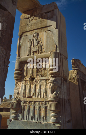 Relief-Skulpturen auf die riesige Kolosse im Apadana Palast in Persepolis, Iran Stockfoto