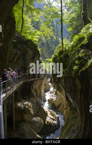 Touristen auf dem Gehweg an der Teufelsschlucht Brücke in der Nähe von Le Jotty in der Haute Savoie Region Frankreichs Stockfoto