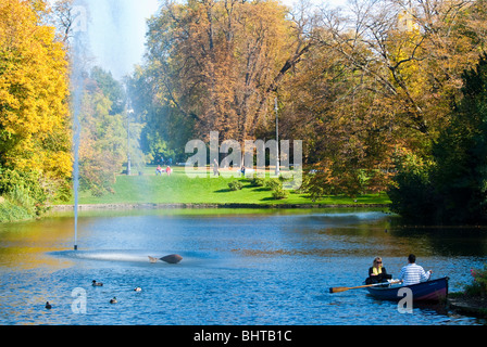 See, Ruderboot, Kurpark, Herbst, Wiesbaden, Hessen, Deutschland Stockfoto