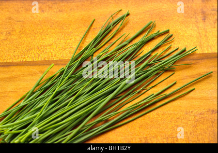 Frischem Schnittlauch auf einem Holzbrett Stockfoto