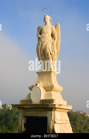 Córdoba, Spanien. Denkmal für San Rafael auf die römische Brücke. Stockfoto