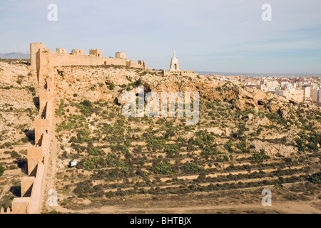 Almeria, Provinz Almeria, Spanien. Muralla De La Hoya y del Cerro San Cristobal in der Alcazaba Stockfoto