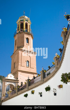 Competa, Region Axarquia, Malaga, Spanien. Turm der Kirche La Asunción. Stockfoto