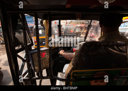 Indien, Kerala, Calicut, Kozhikode, Nahverkehr, Blick von innen bewegen autorikscha mit arbeiten Meter Stockfoto