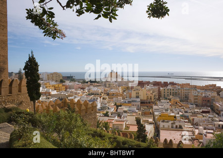 Almeria, Provinz Almeria, Spanien. Blick über Almeria aus der Alcazaba. Stockfoto