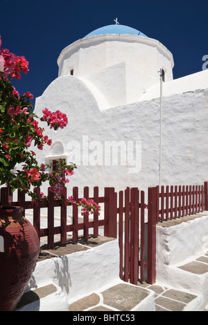 Weiß getünchte blau Kuppel-orthodoxe Kirche im Dorf Apollonia, Sifnos Insel, Griechenland Stockfoto