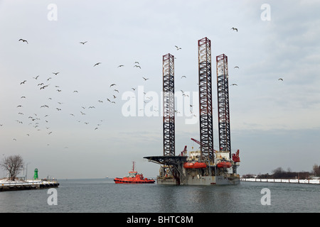 Plattform im Hafen schleppen Stockfoto