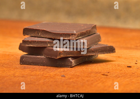 Schokolade zum Backen auf einem Holzbrett Stockfoto