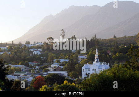 Der Niederländisch-reformierten Kirche in Swellendam western Cape Südafrika von der Langeberg Mountains übersehen Stockfoto