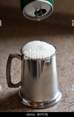 Gießen eine Tasse Bier aus der Dose Stockfoto