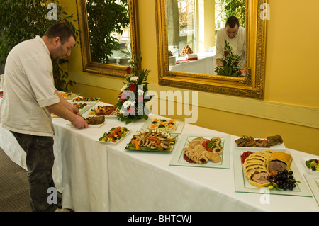 Leichtes Mittagessen vom Buffet zubereitet Lowiczanka für HRH Prince Of Wales und Duches of York besuchen, POSK, London, UK Stockfoto
