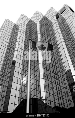 Eine kanadische Flagge Wellen in der Brise vor großen Glas moderne Wolkenkratzer. Stockfoto