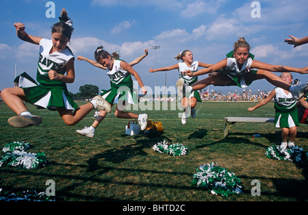 Springt in die Luft, die alle zusammen sind junge Mitglieder der Donegal High School Football Cheerleader Squad in Pennsylvania, USA. Stockfoto