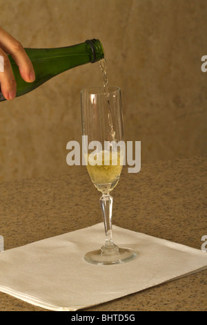 Ein Glas Sekt aus einer halben Flasche gegossen Stockfoto