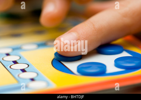 Lustiges Brettspiel gespielt mit farbigen Tasten Stockfoto