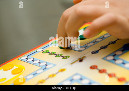 Lustiges Brettspiel gespielt mit farbigen Tasten Stockfoto