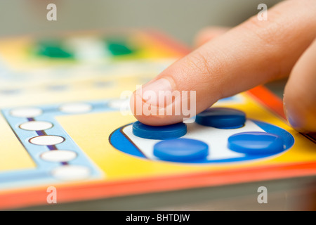 Lustiges Brettspiel gespielt mit farbigen Tasten Stockfoto