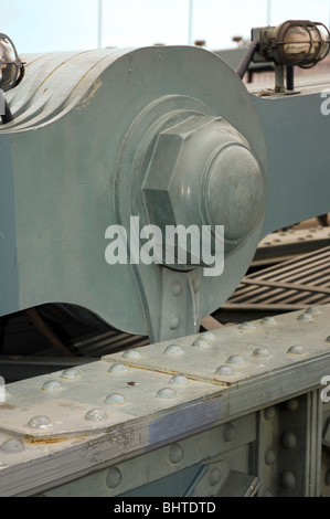 Detail eines Links auf die Kettenbrücke über die Donau, Budapest, Ungarn Stockfoto