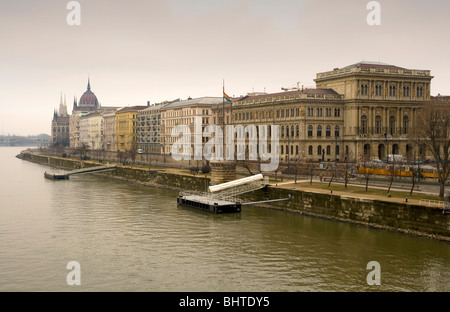 Budapest, Ungarn, mit Blick auf das Parlamentsgebäude von der Kettenbrücke, Akademie der Wissenschaften im Vordergrund. Stockfoto