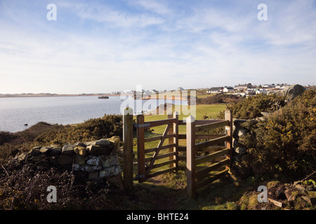 Küssen Tor am Uferweg rund um See Llyn Maelog, Rhosneigr, Isle of Anglesey (Ynys Mon), North Wales, UK, Großbritannien. Stockfoto