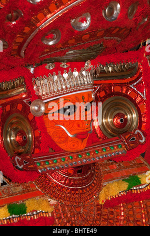 Indien, Kerala, Cannanore (Kannur), Theyyam alten Pre hinduistische Volkskunst Ritual, Naga Kanni Schlange Gottheit Stockfoto