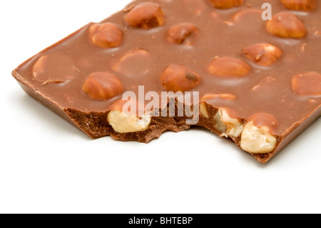 Milchschokolade mit Haselnüssen auf weißem Hintergrund Stockfoto