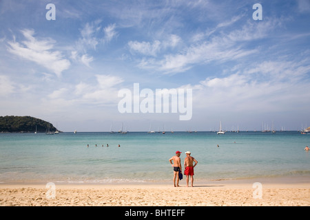 Zwei ältere Männer am Nai Harn Beach Phuket Stockfoto