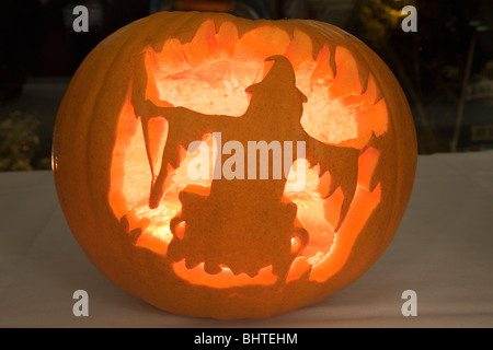 Scary Halloween Kürbis Laterne mit Hexe Form geschnitzt und mit einer Kerze glühende innen beleuchtet Stockfoto