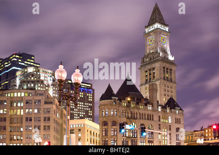 Nachtansicht des Quincy Market gibt es das Zollhaus Turmuhr, Boston, Massachusetts, USA Stockfoto