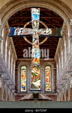 Silberne Kruzifix reflektieren Glasfenster in der Kathedrale Kirche der Hl. Anna in Belfast, Northern Ireland Stockfoto