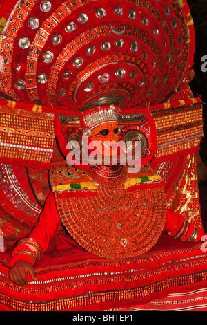 Theyyam, Naga Kanni in Trance die Schlange Gottheit geworden, Cannanore (Kannur), Kerala, Indien Stockfoto