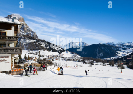 Blick über das Resort von Colfosco mit Corvara in der Ferne, Sella Ronda Skigebiet Alta Badia, Dolomiten, Italien Stockfoto