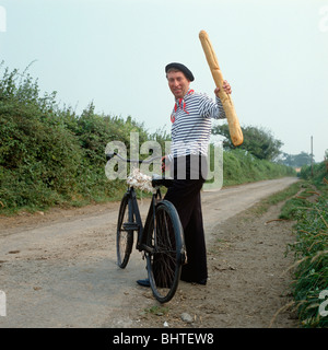 Mann auf altes Fahrrad gekleidet als Bühne französische Zwiebel Verkäufer Stockfoto