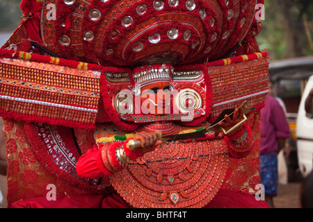 Indien, Kerala, Cannanore (Kannur), Theyyam, Schlange Gottheit Naga Kanni Kadthala rituelle Schwert hält Stockfoto