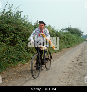 Mann auf altes Fahrrad gekleidet als Bühne französische Zwiebel Verkäufer Stockfoto