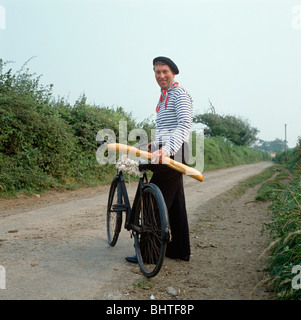 Mann auf altes Fahrrad gekleidet als Bühne französische Zwiebel Verkäufer Stockfoto