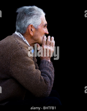 Niedrige wichtige Porträt eines alten Mannes weit in der Ferne suchen Stockfoto