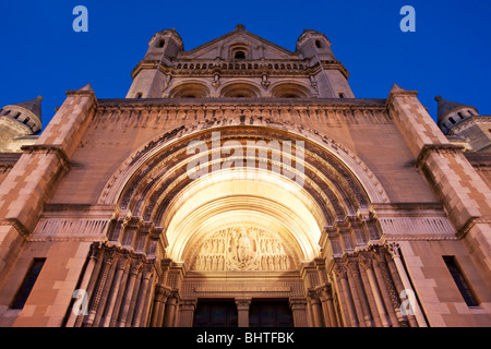 Flutlicht Torbogen am Eingang der Kathedrale St. Anna in Belfast, Nordirland Stockfoto