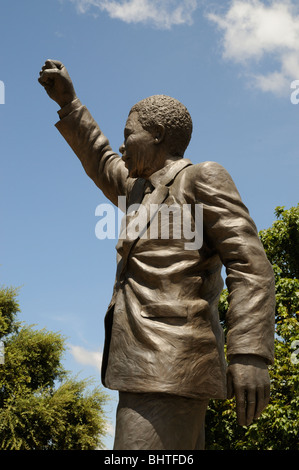 Nelson Mandela-Statue am Eingang zum ehemaligen Victor Verster Gefängnis namens jetzt Drakenstein Correctional Center in der Nähe von Paarl SA Stockfoto