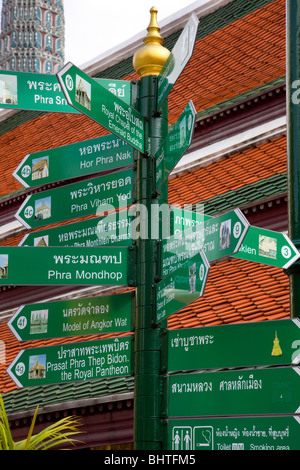 Straßenschilder zu verschiedenen Zielen. Schilder, Anfahrt und Wegweiser im Grand Palace, Bangkok, Thailand. Stockfoto