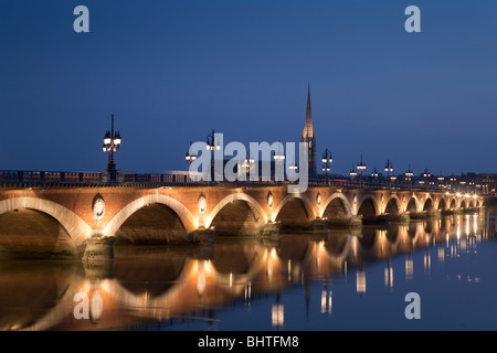 Pont de Pierre, Tour Saint-Michel, Fluss Garonne, Bordeaux, Gironde, Aquitanien, Frankreich Stockfoto