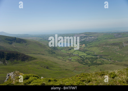 Blick nach unten Nantlle Tal von Nantlle Grat oberhalb Dorf Rhyd Ddu in Snowdonia, Nordwales Stockfoto