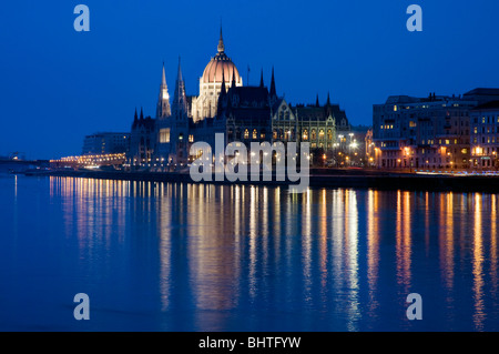 das Parlamentsgebäude in der Nacht, Budapest, Ungarn, mit Licht spiegelt sich in der Donau. Stockfoto