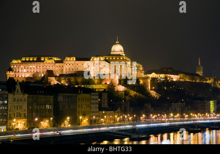 Budaer Burg spiegelt sich in der Donau, Budapest, Ungarn Stockfoto