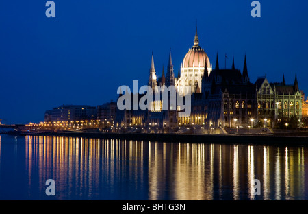 das Parlamentsgebäude in der Nacht, Budapest, Ungarn, mit Licht spiegelt sich in der Donau. Stockfoto