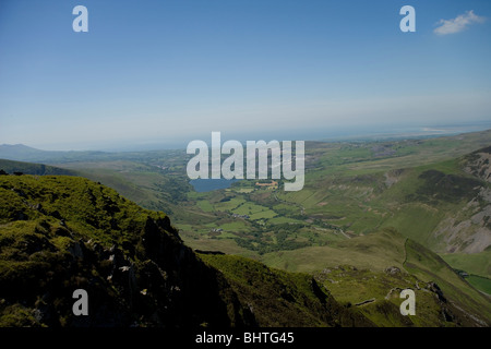 Blick talauswärts Nantlle aus Nantlle Kante über dem Dorf Rhyd Ddu in Snowdonia, Nordwales Stockfoto