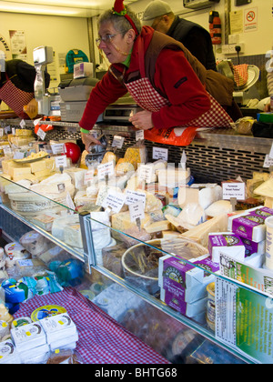 Mobilen Käse Stand auf einem heillosen Durcheinander Markt in Stroud, Cotswolds, Gloucestershire, Großbritannien Stockfoto