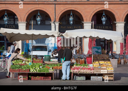 Markttag in Place du Capitole, Toulouse, Haute Garonne, Midi-Pyrenäen, Frankreich Stockfoto