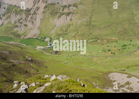 Auf der Suche Nantlle talabwärts auf einem Bauernhof von Nantlle Grat oberhalb Dorf Rhyd Ddu in Snowdonia, Nordwales Stockfoto